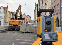 Baggersteuerung mit Tachymeter in enger Innenstadtlage