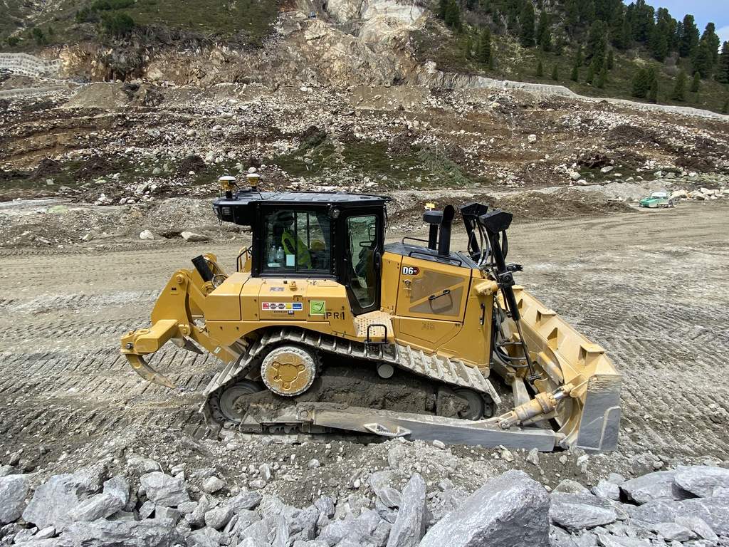 CAT Dozer D6 s kabinou Trimble Earthworks